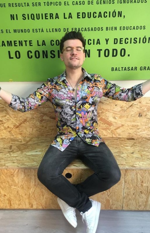 Antonio Barbeito sentado en modo ZEN, con brazos extendidos y piernas cruzadas